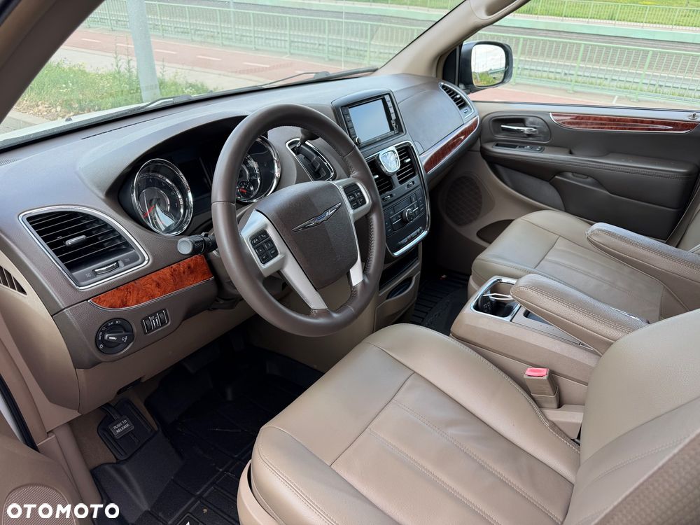 Chrysler Town & Country 3.6 Limited - 7