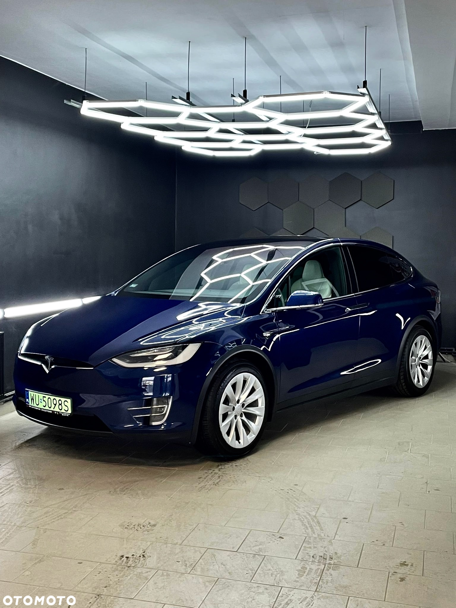 Tesla Model X - 18