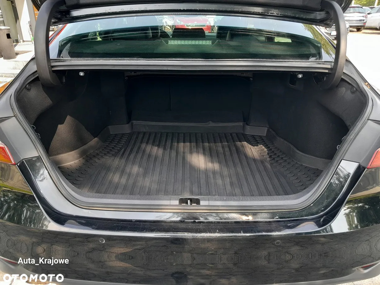 Toyota Camry 2.5 Hybrid Executive CVT - 33