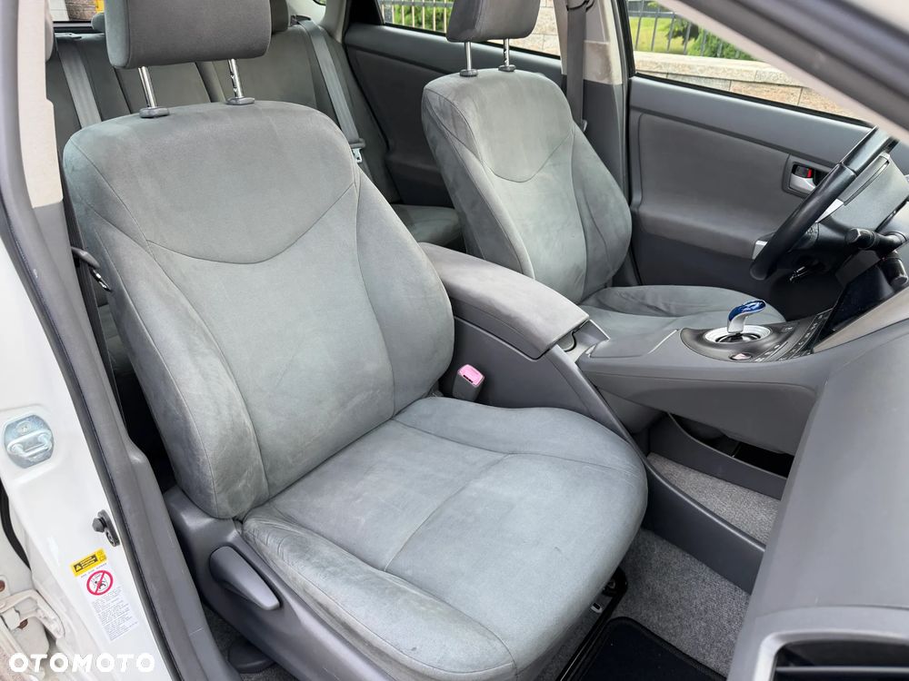 Toyota Prius (Hybrid) Executive - 11