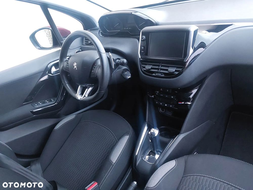 Peugeot 208 - 12