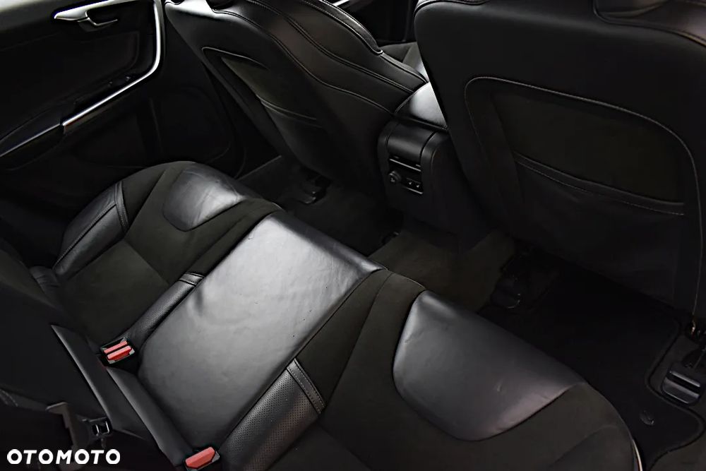 Volvo V60 D4 Geartronic R-Design - 35