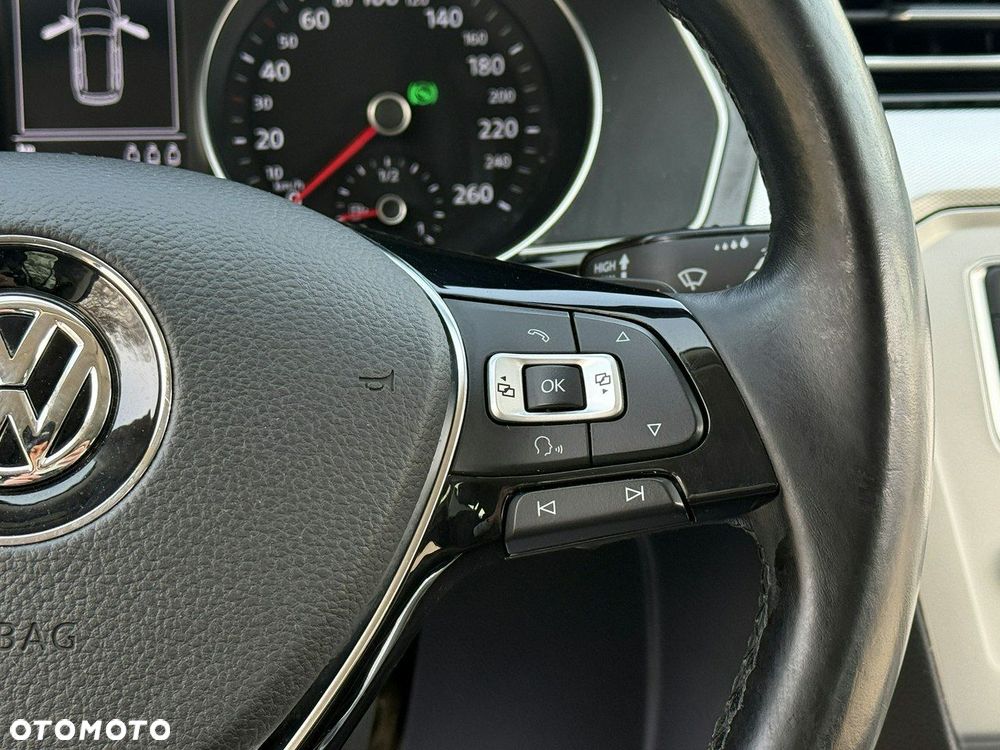 Volkswagen Passat - 12