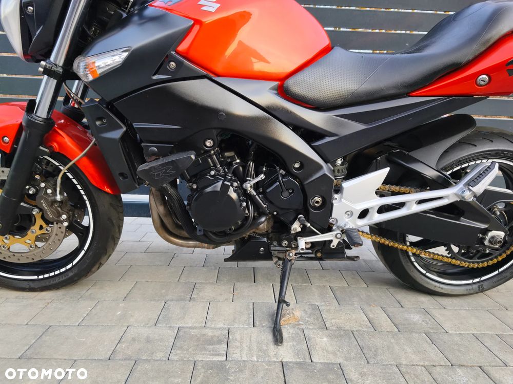 Suzuki GSR - 13