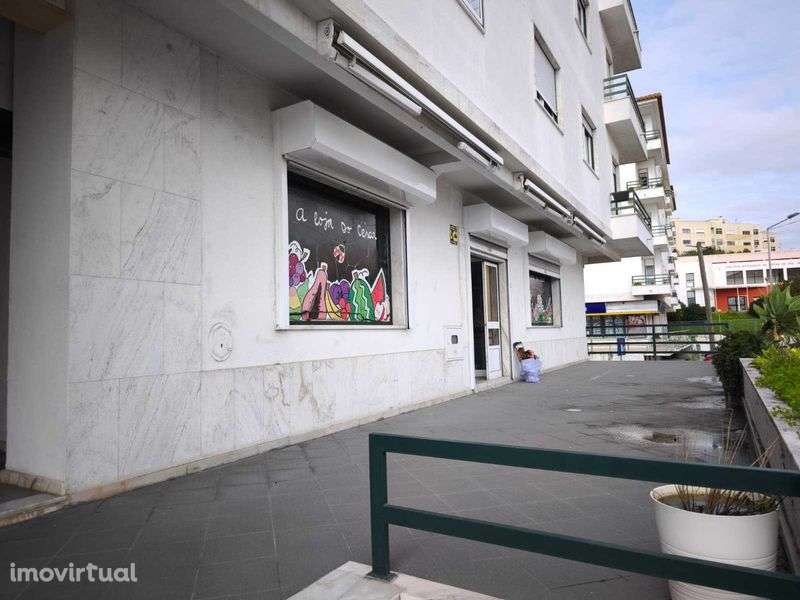 Loja comercial com boa exposição e localização - Póvoa de Sta Iria. - Grande imagem: 4/4