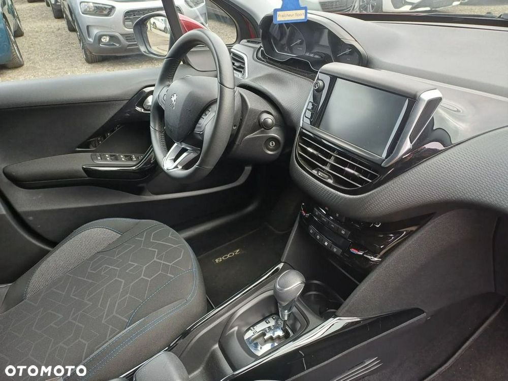 Peugeot 2008 1.2 Pure Tech GPF Signature S&S EAT6 - 12