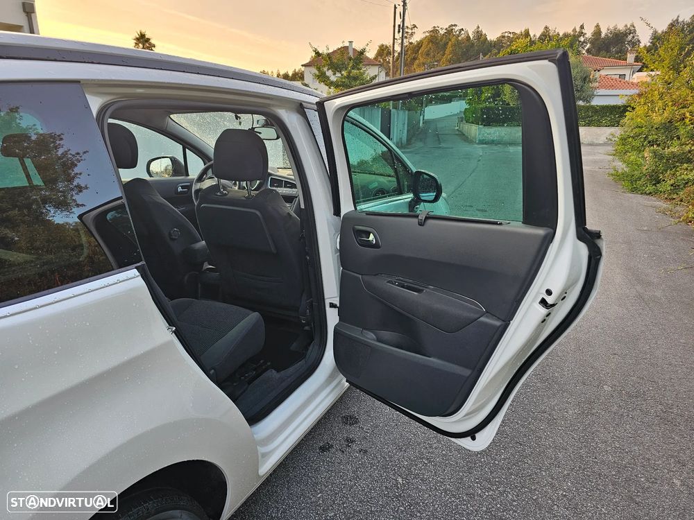 Peugeot 5008 1.6 HDi 7L Allure - 22