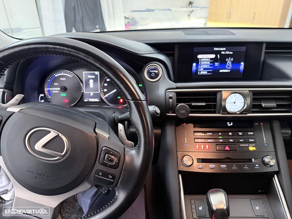 Lexus IS 300H - 17