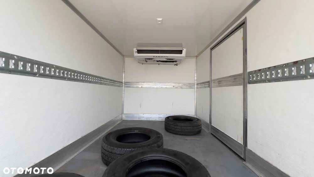 Mercedes-Benz Sprinter - 14