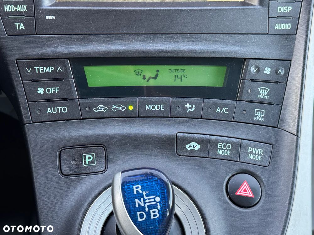 Toyota Prius 1.8 HSD Sol - 16