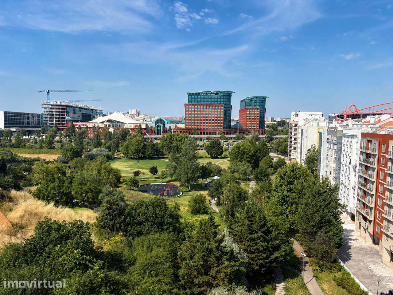 T2 em andar alto com vista jardim, 2 lugares de garagem e arrecadação - Grande imagem: 2/24