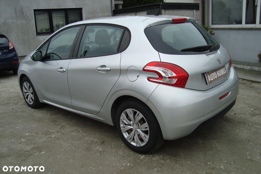 Peugeot 208 - 8