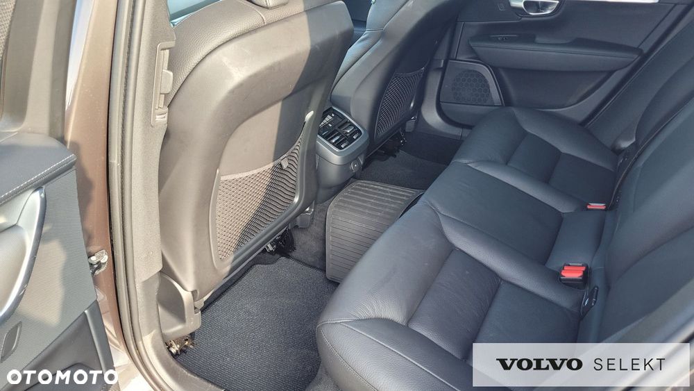 Volvo V90 Cross Country - 18