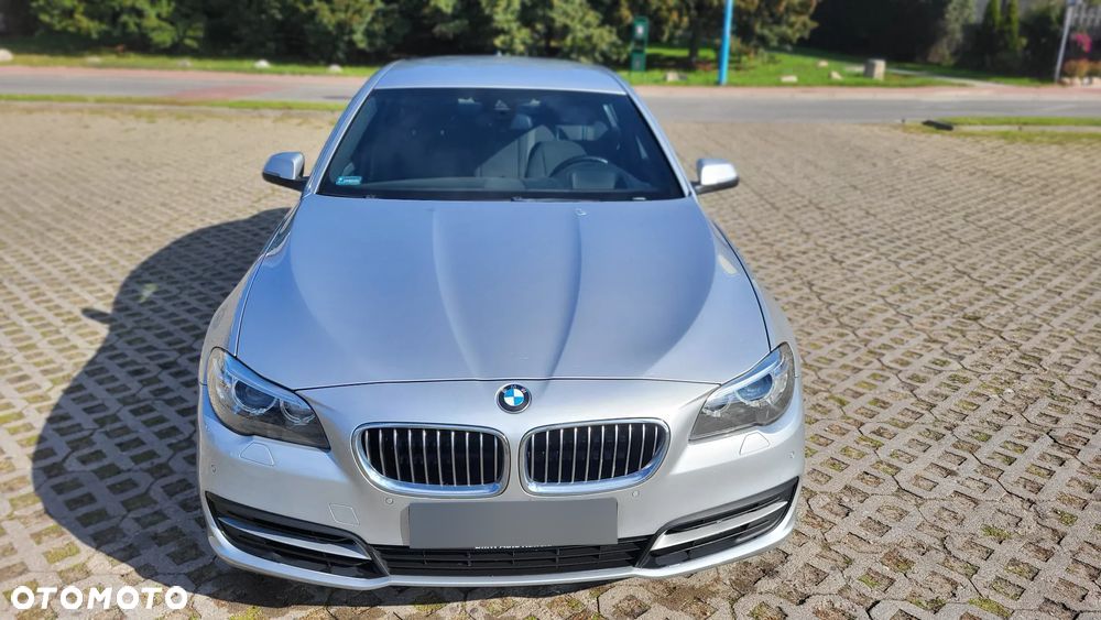 BMW Seria 5 525d xDrive - 14