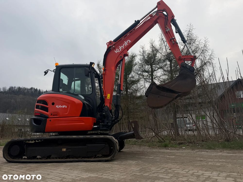 Kubota U55-4. koparka 5,5 tony. 2016 rok. 2300 mtg! KLIMATYZACJA. Długie ramie plus! 3sekcje Hydrauliczne. zamki na tłokach. Koparka Jak nówka sztuka. Zadbana zero zużycia. Z gospodarstwa Norweskiego. Zmiana łyżek Hydrauliczna. LENHOFF. Ani deka luzów wycieków. Szybka wolna jazda. Gąski perfekt stan. OKAZJA TANIO. Aktualna Dekra. Po serwisach eksploatacyjnych. Mocny silnik Kubota 4 cylindry! Zamki na tłokach. Wielka Okazja - 38