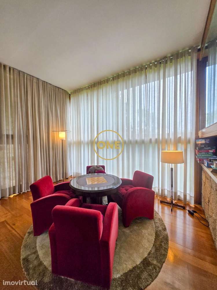 Combinação harmoniosa de Arquitetura Moderna e Luxo de Conforto e Sofi - Grande imagem: 3/3