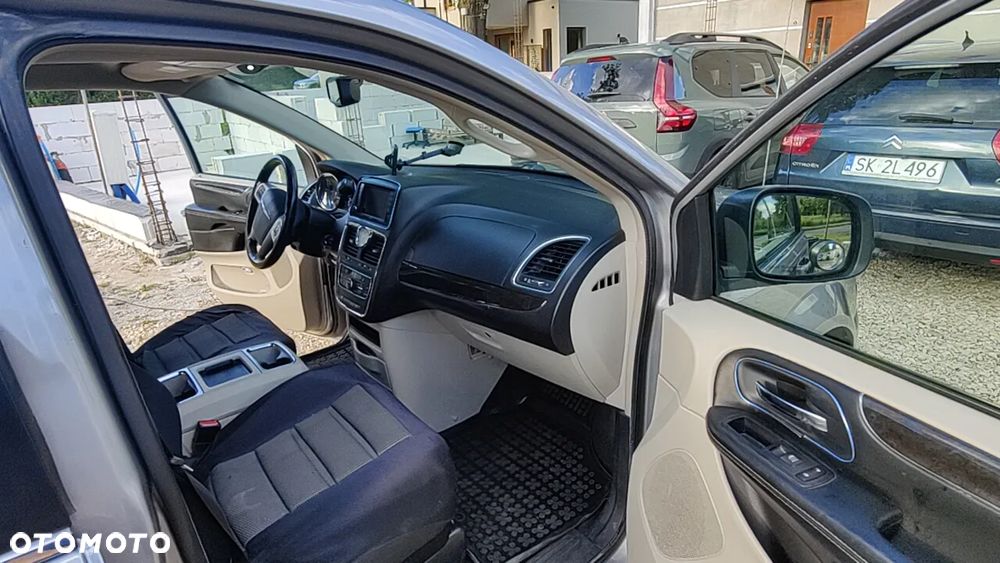 Chrysler Town & Country - 17