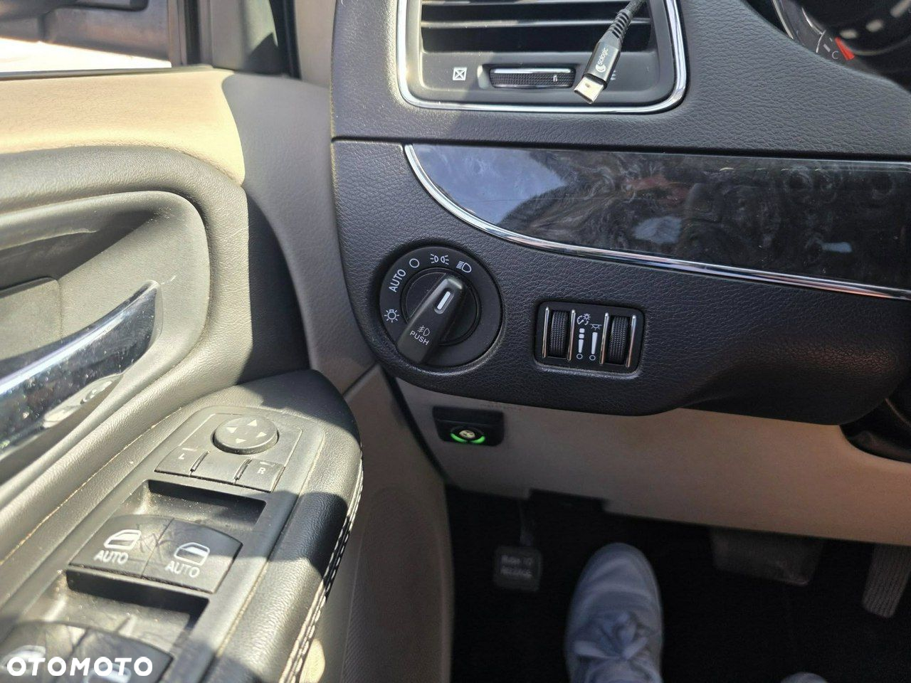 Chrysler Town & Country - 10