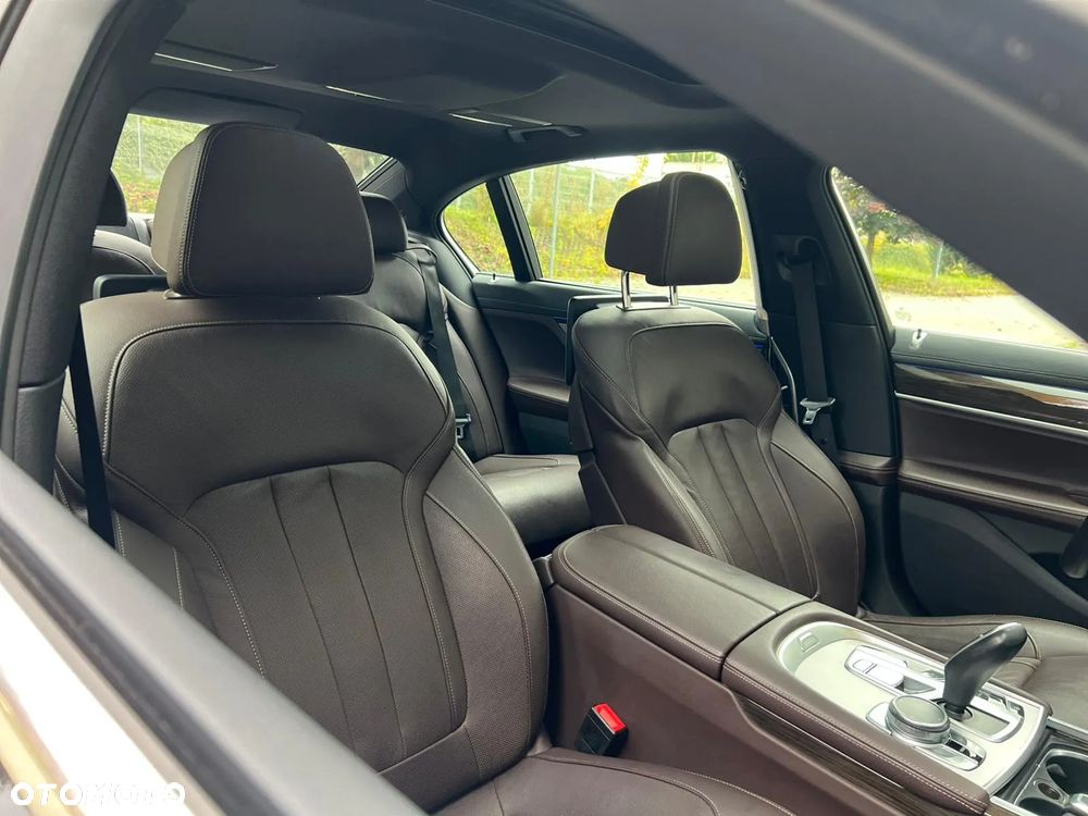 BMW Seria 7 750Li xDrive - 17