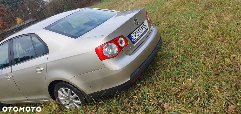 Volkswagen Jetta 1.6 FSI Comfortline - 5