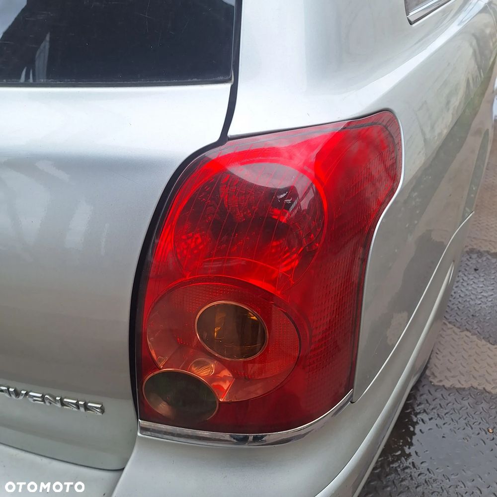 LAMPA PRAWY LEWY TYL TOYOTA AVENSIS T25 KOMBI