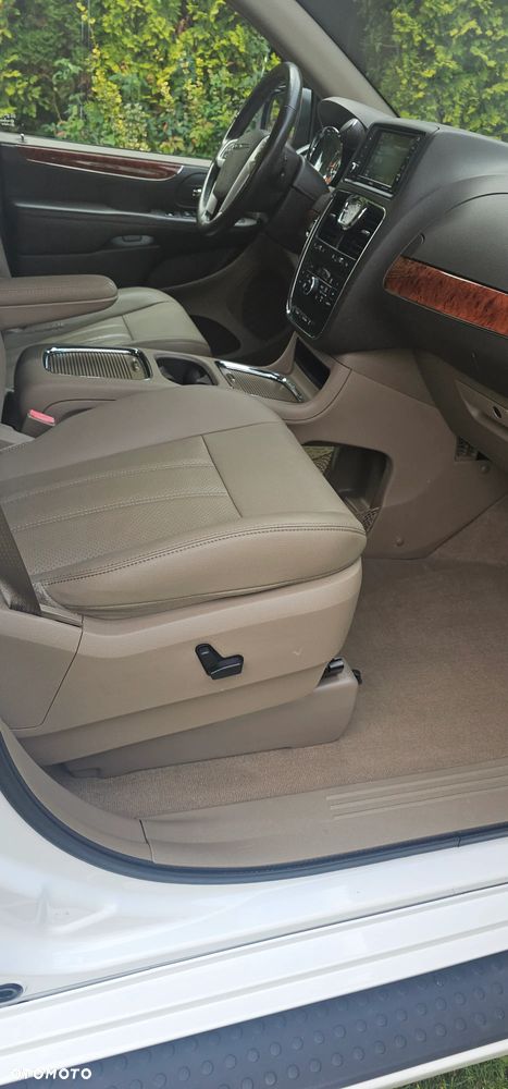 Chrysler Town & Country 3.6 Limited - 29