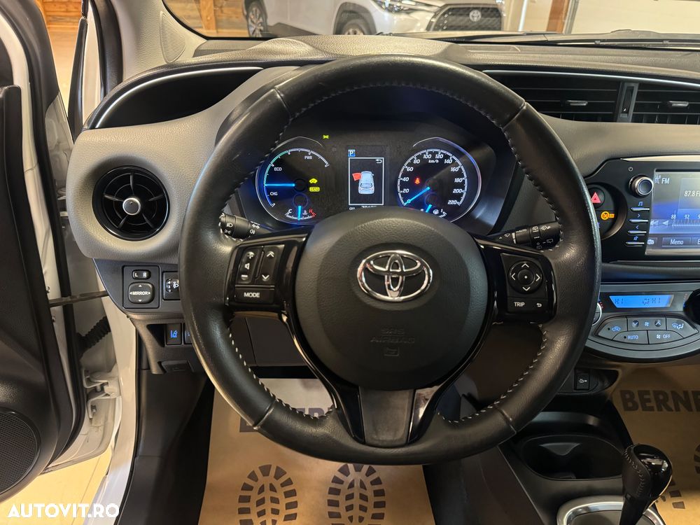 Toyota Yaris 1.5 VVT-i HSD Bi-Tone G&B - 13