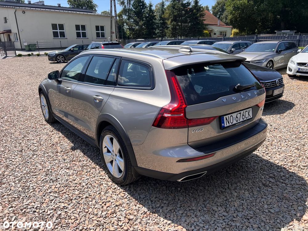 Volvo V60 2021 photo 2