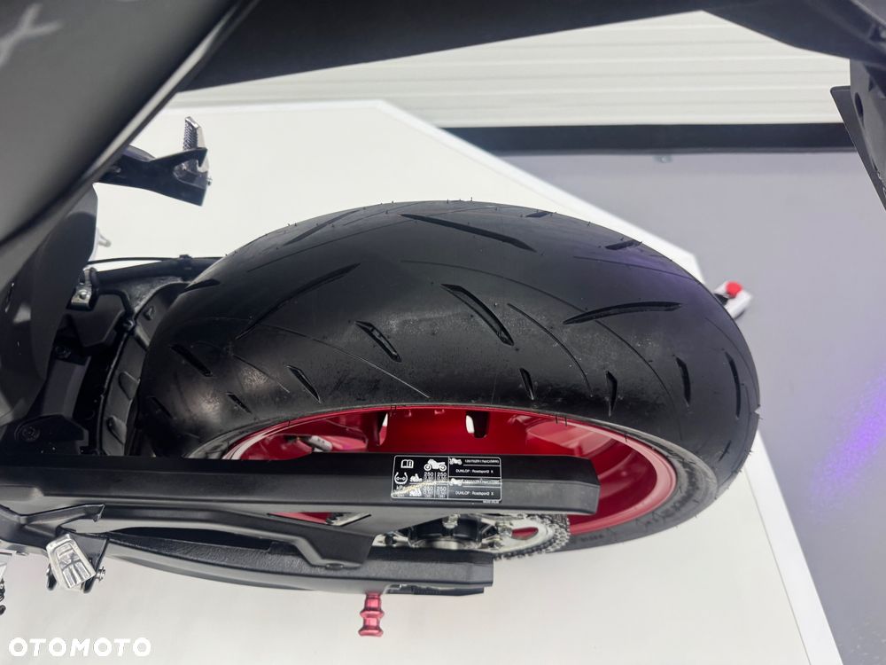 Suzuki GSX - 26