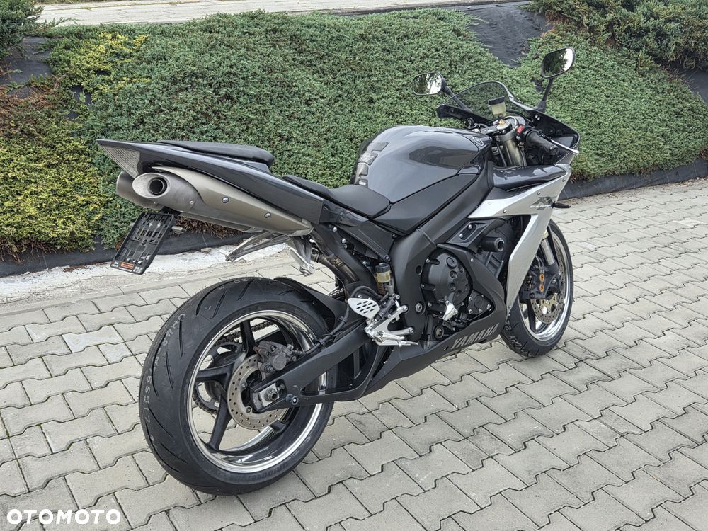 Yamaha R1 - 6