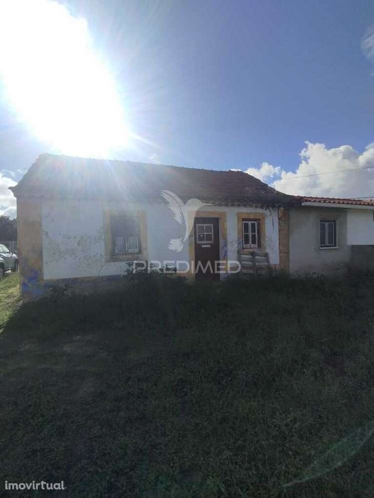 MORADIA COM TERRENO, PARA RECONSTRUIR - Grande imagem: 2/9