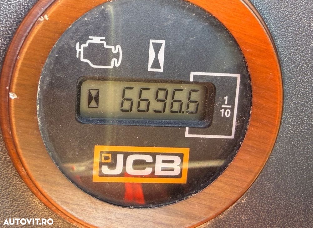 JCB 220XC4F Excavator - 5