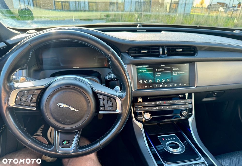 Jaguar XF 20d R-Sport - 22