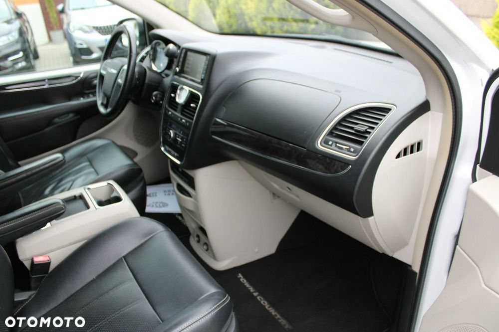 Chrysler Town & Country - 17