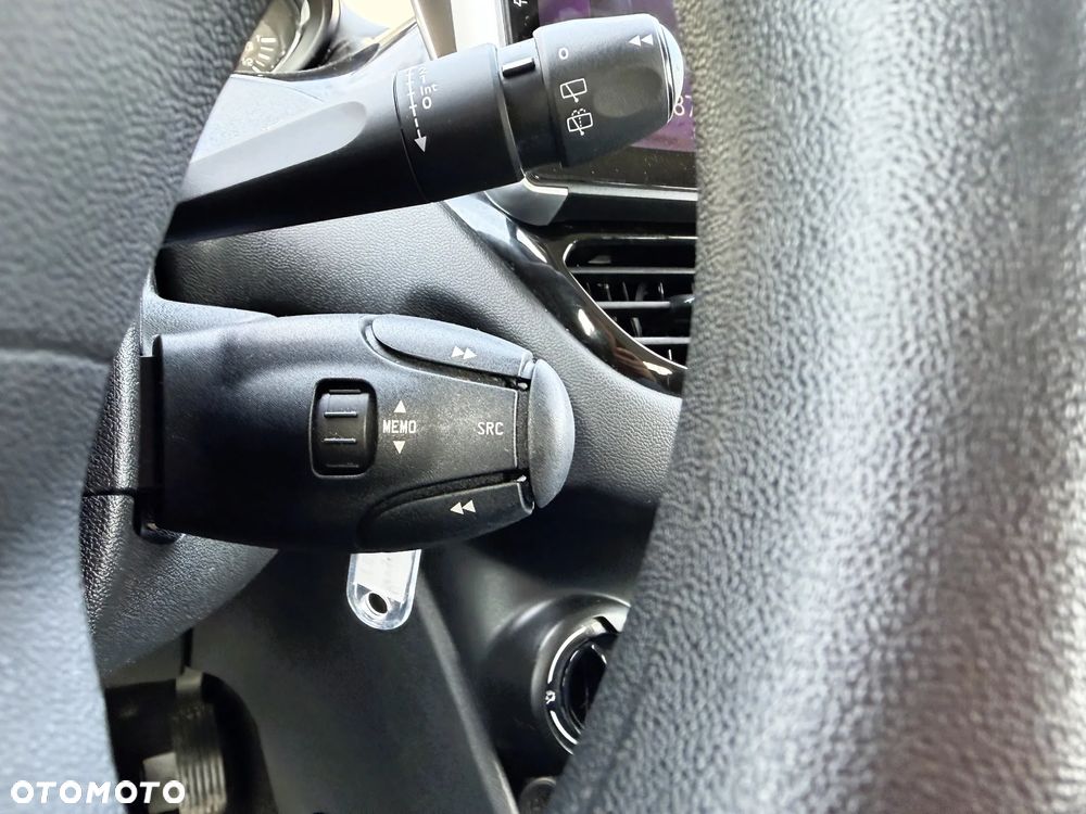 Peugeot 208 - 25