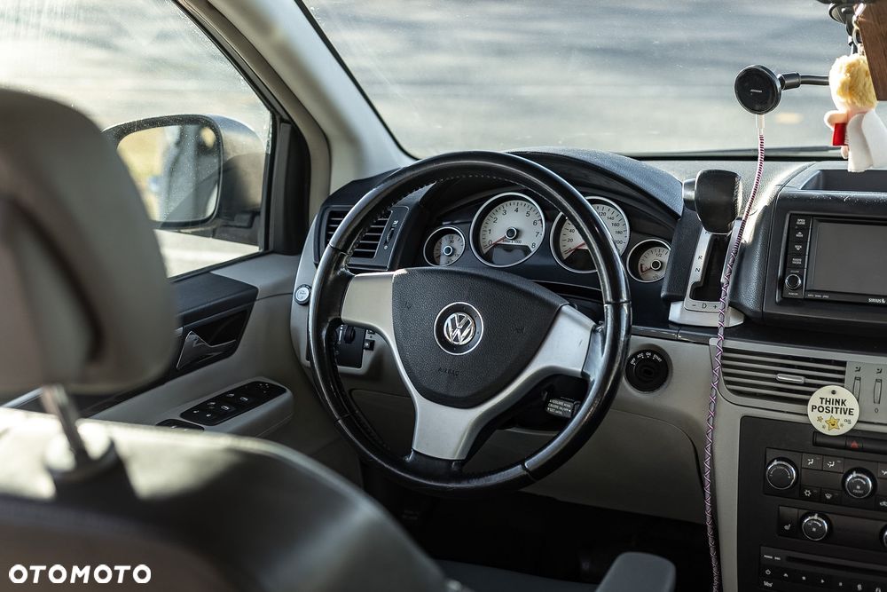 Volkswagen Routan - 12