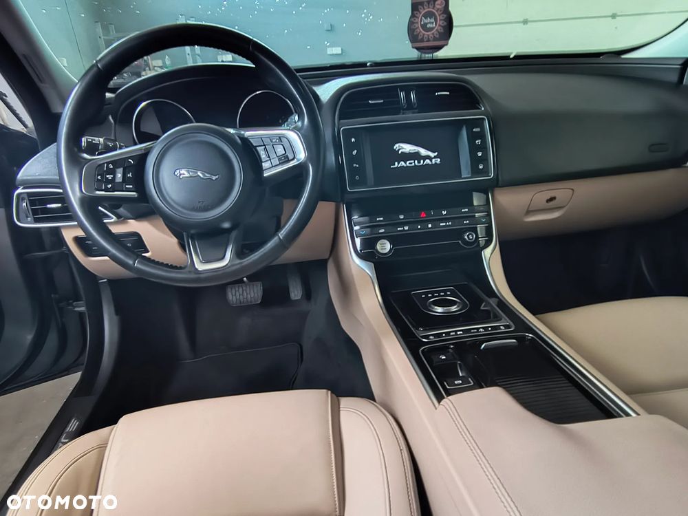 Jaguar XE 2.0 D AWD Prestige - 4