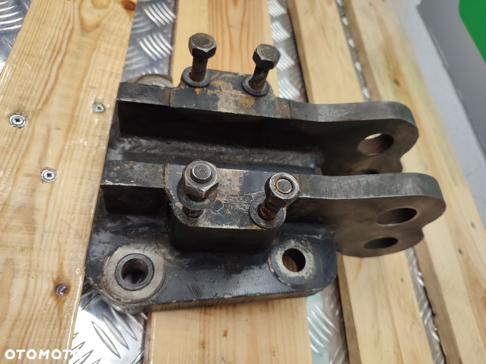 Uchwyt, Zaczep śruby centralnej DEUTZ-FAHR Agrotron - 6