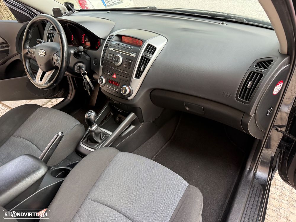 Kia Ceed 1.6 CRDi LX ISG - 28