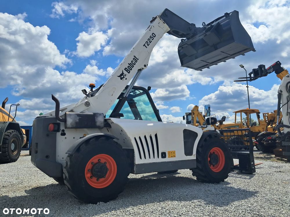 Bobcat T2250 - 9