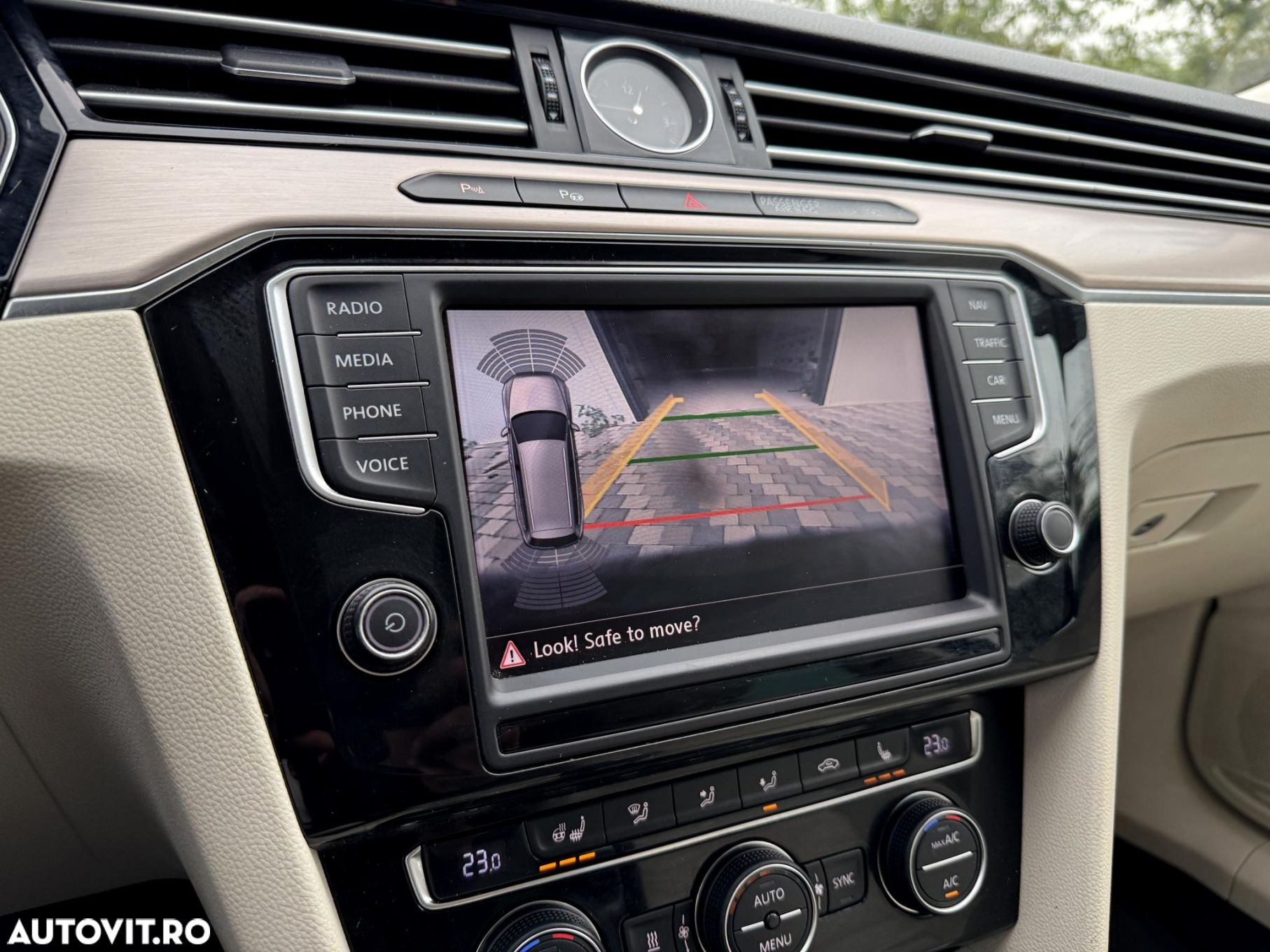Volkswagen Passat - 11