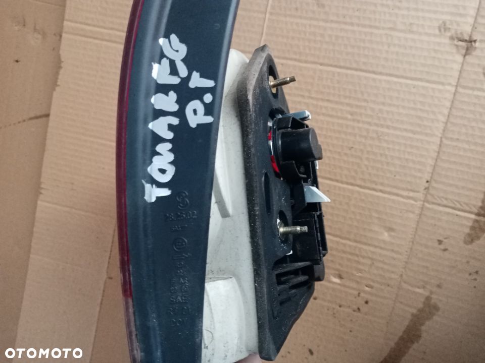 Lampa prawy tył tylna prawa w klapę VW Touareg 7L - 3