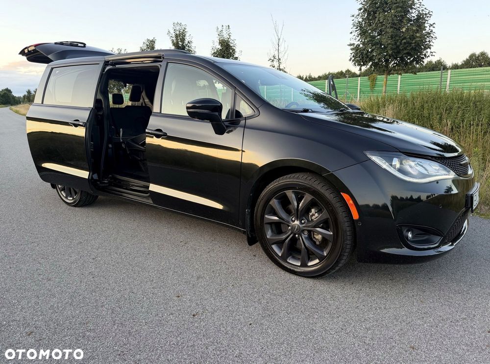 Chrysler Pacifica - 1