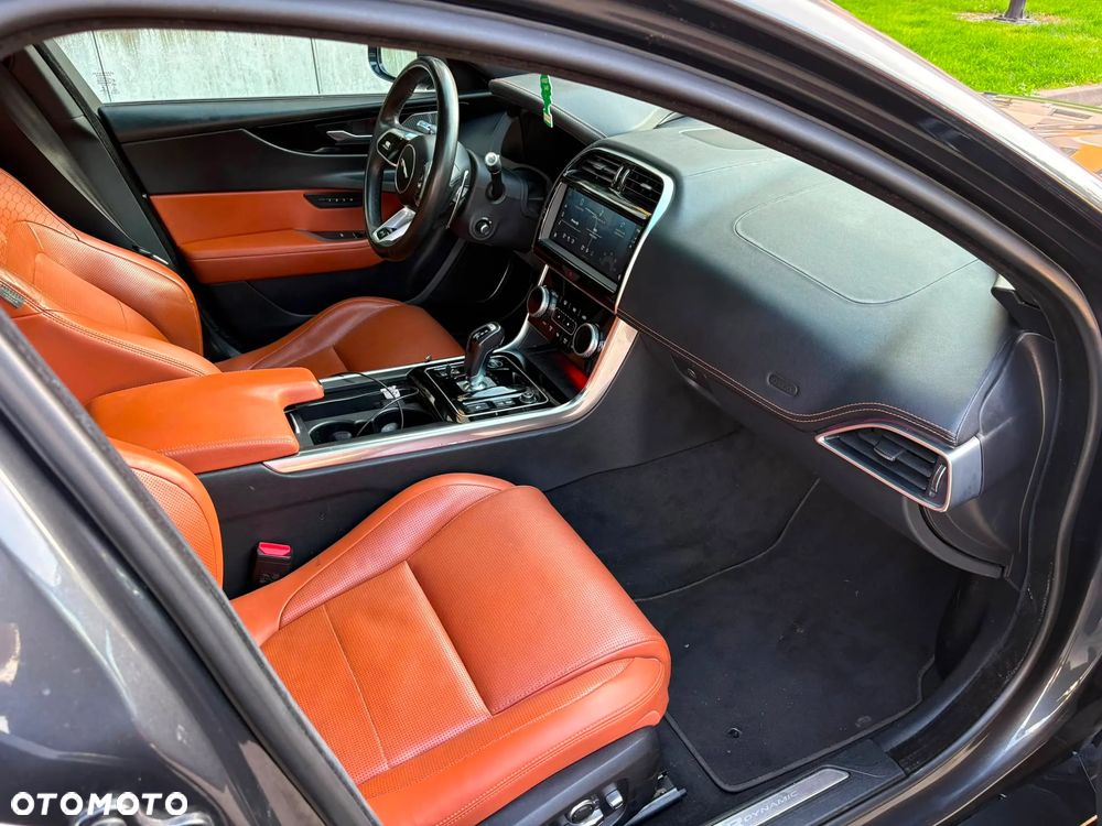 Jaguar XE 2.0 P250 R-Dynamic HSE - 2