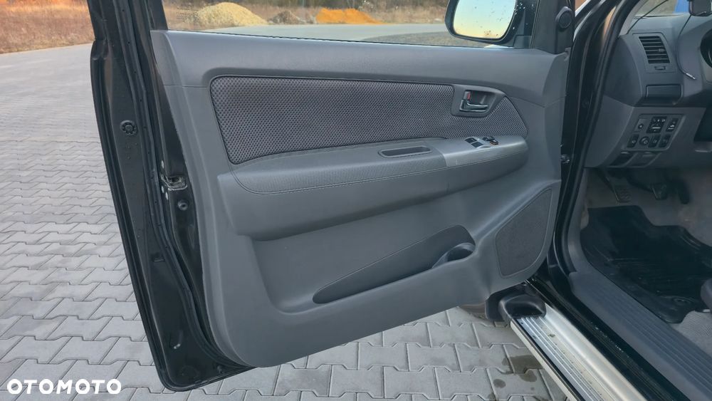 Toyota Hilux 2.5 D-4D SR - 14