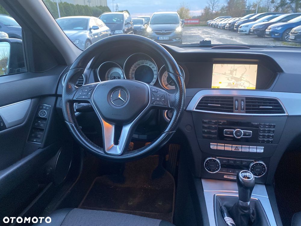 Mercedes-Benz Klasa C 180 CGI BlueEFFICIENCY Avantgarde - 31