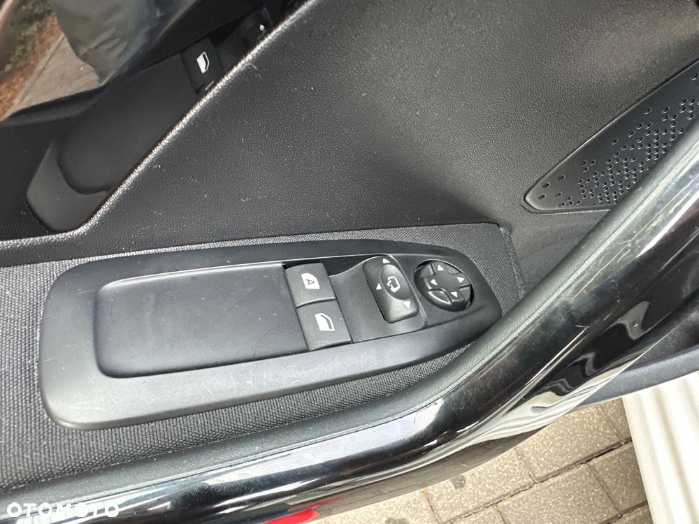 Peugeot 208 - 28