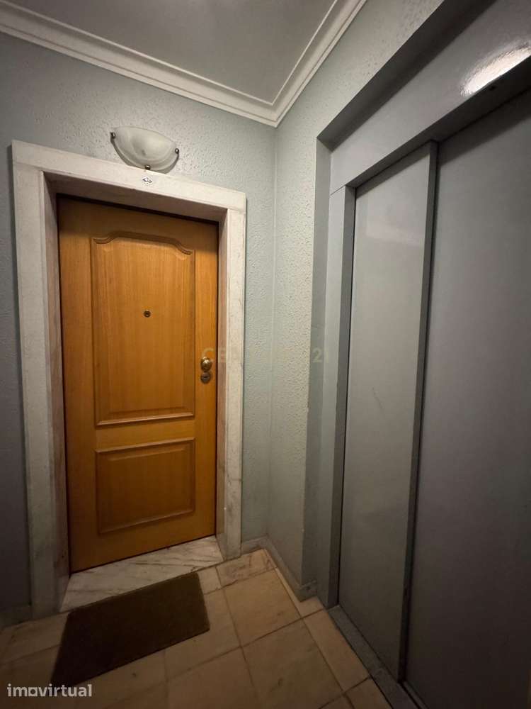 Apartamento Central com Luz Natural e Proximidade a Serviços - Grande imagem: 3/8