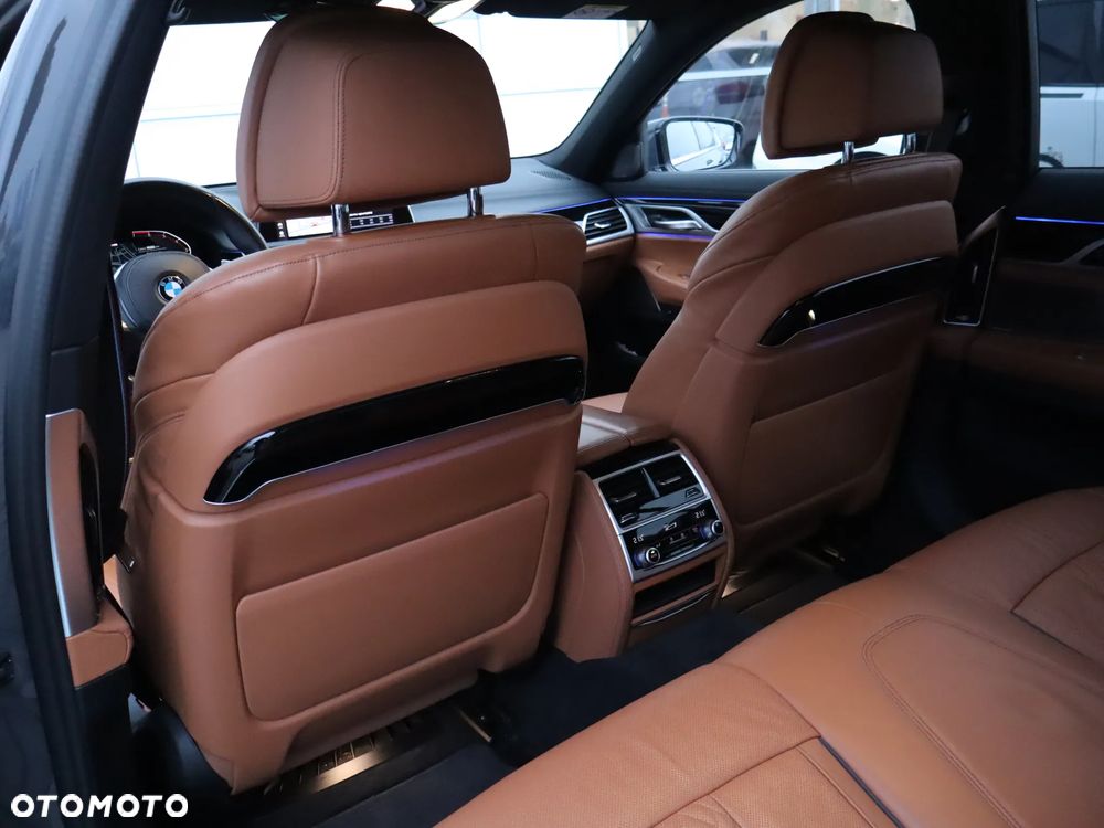 BMW Seria 7 750i xDrive sport - 12
