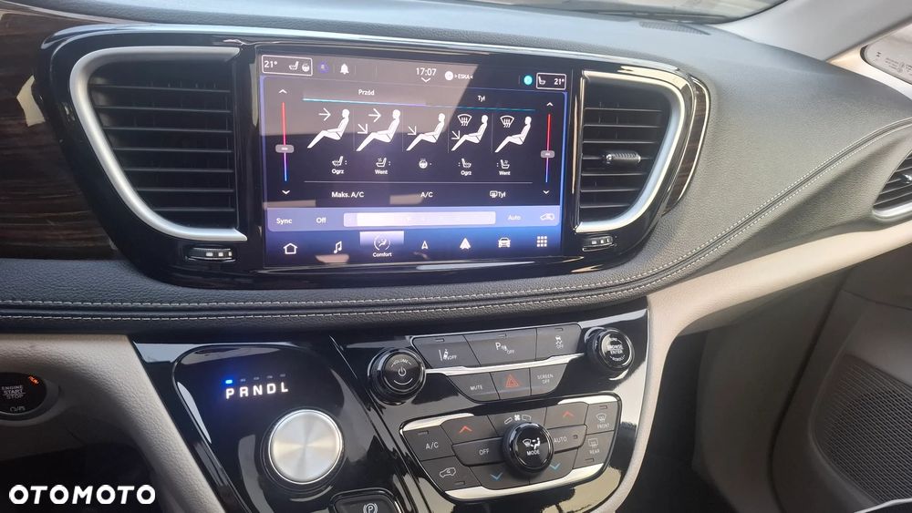 Chrysler Pacifica - 32